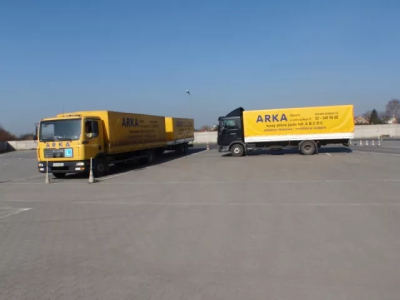 ciężarówki na placu manewrowym